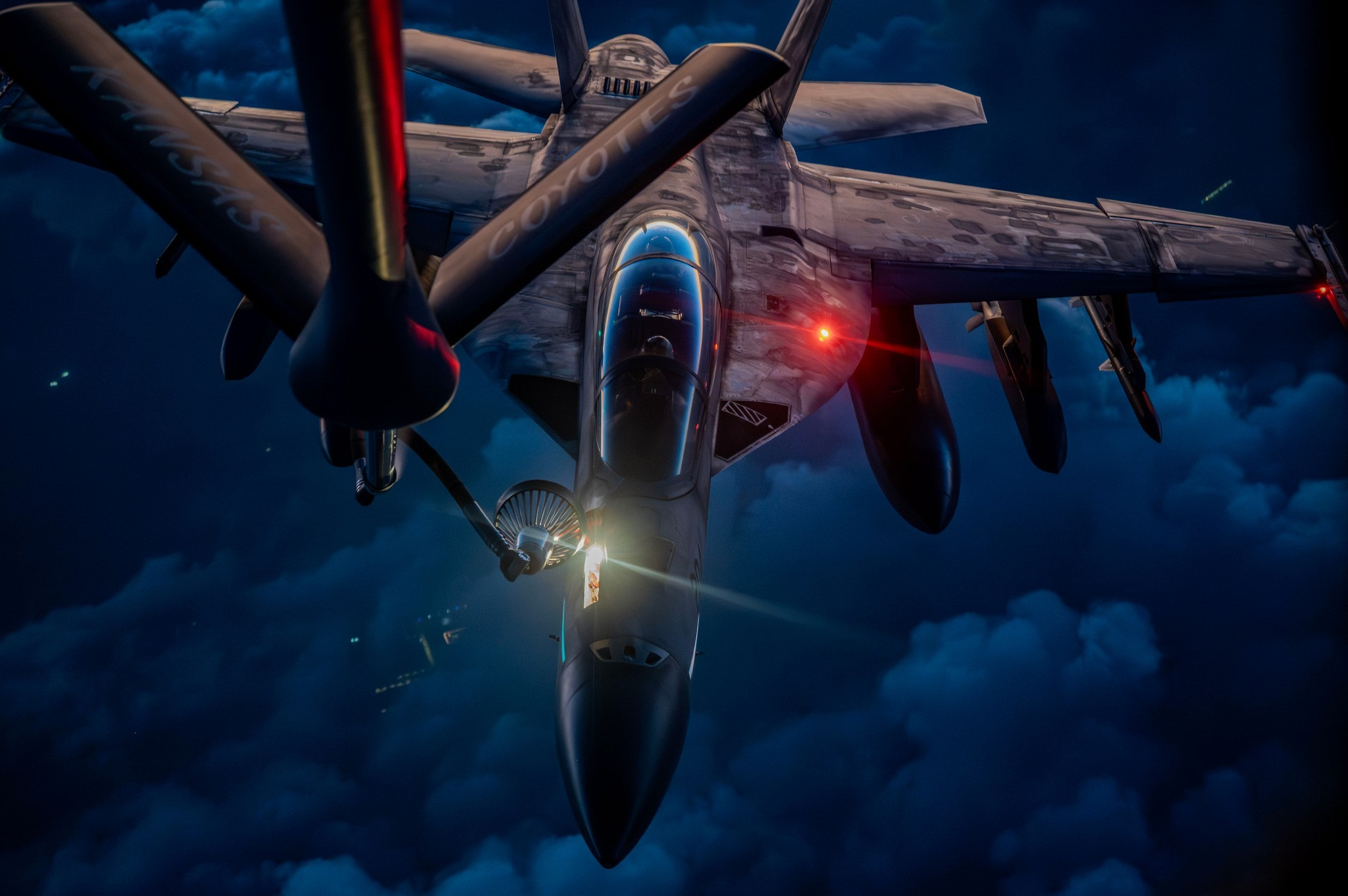 Một máy bay tiếp nhiên liệu KC-135 Stratotanker tiếp nhiên liệu cho máy bay F/A-18F Super Hornet trên bầu trời Trung Đông trong chiến dịch tấn công Iran.