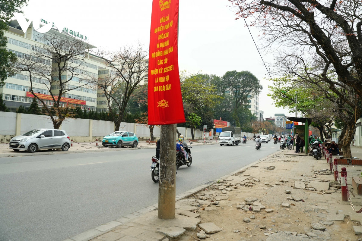 ha noi via he duong 70 nat buom, nguoi di bo phai xuong long duong hinh anh 9