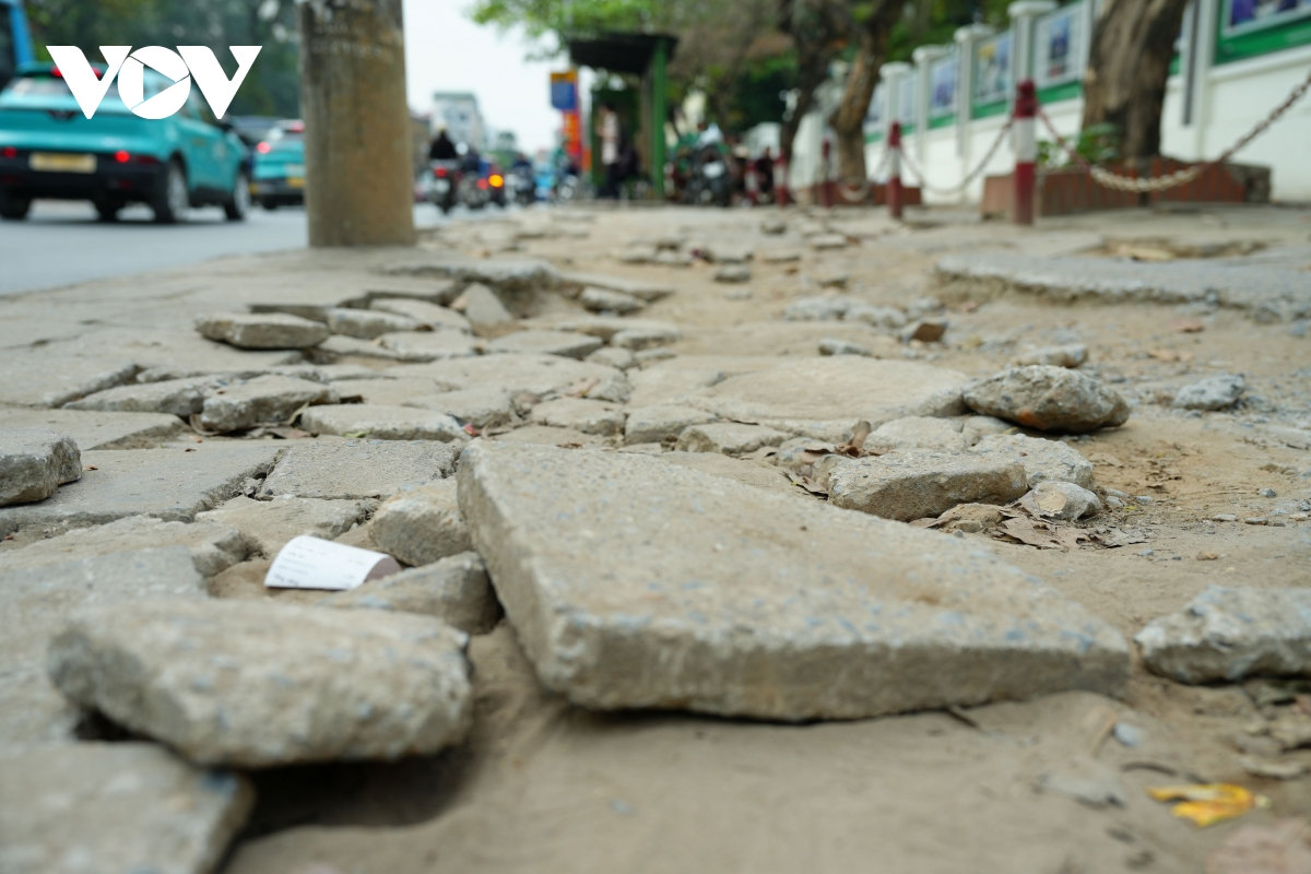 ha noi via he duong 70 nat buom, nguoi di bo phai xuong long duong hinh anh 10