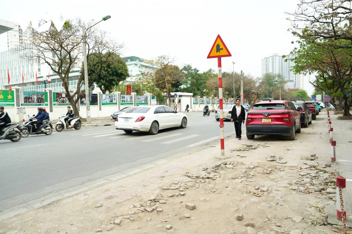 ha noi via he duong 70 nat buom, nguoi di bo phai xuong long duong hinh anh 11