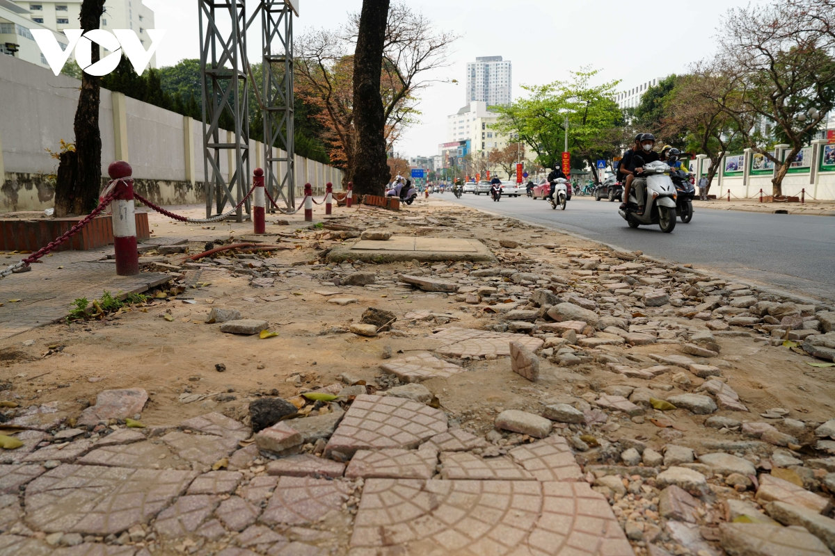 ha noi via he duong 70 nat buom, nguoi di bo phai xuong long duong hinh anh 3