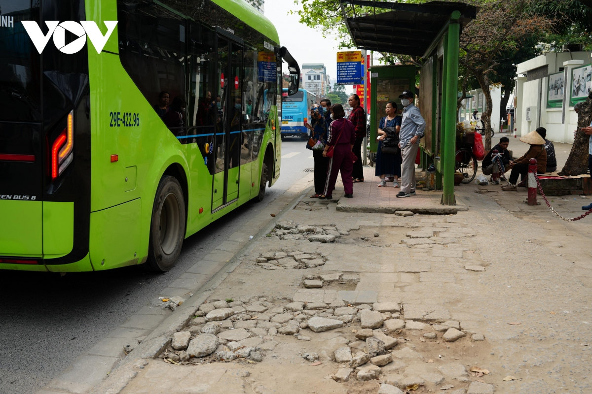 ha noi via he duong 70 nat buom, nguoi di bo phai xuong long duong hinh anh 5