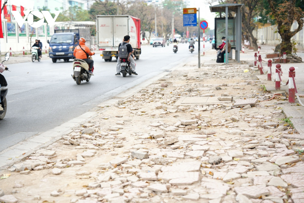 ha noi via he duong 70 nat buom, nguoi di bo phai xuong long duong hinh anh 6