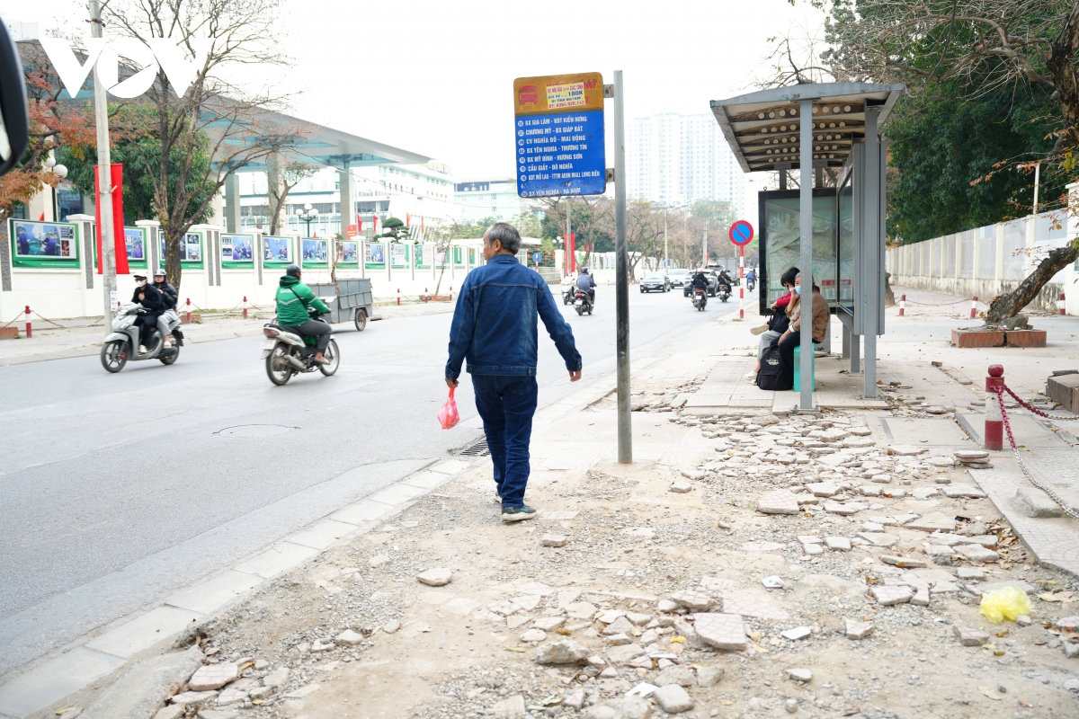 ha noi via he duong 70 nat buom, nguoi di bo phai xuong long duong hinh anh 7