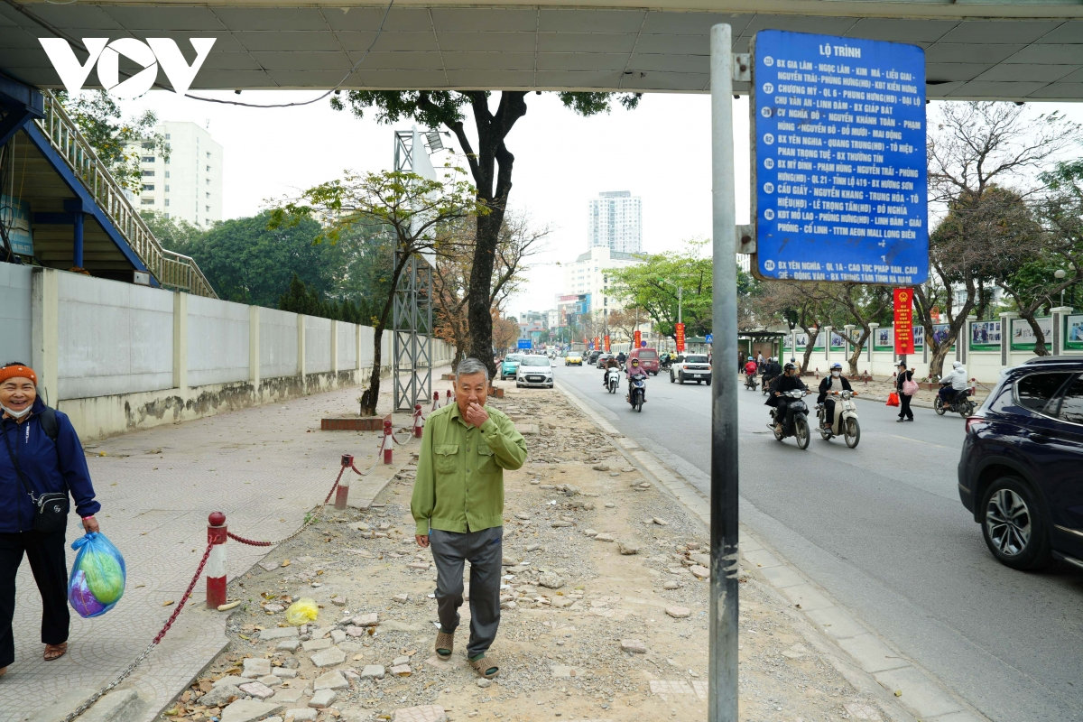 ha noi via he duong 70 nat buom, nguoi di bo phai xuong long duong hinh anh 8