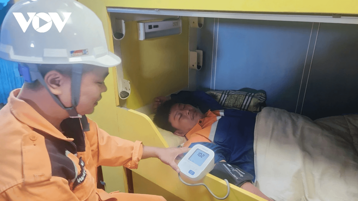 Thuyền viên bị nạn được chăm sóc y tế trên tàu SAR 413.
