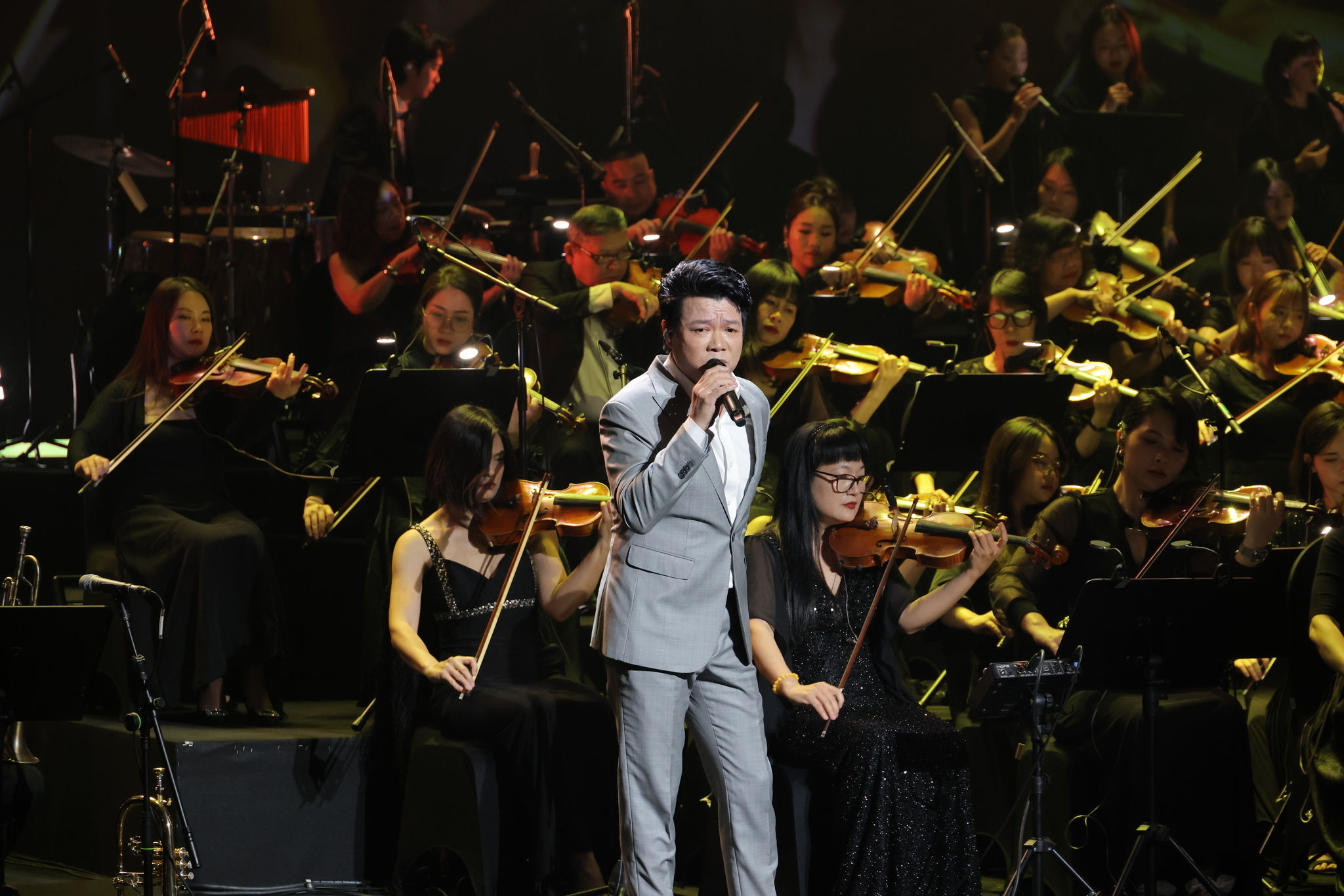 Live concert có sự góp mặt của 100 nhạc công của Dàn nhạc Giao hưởng Quân đội.