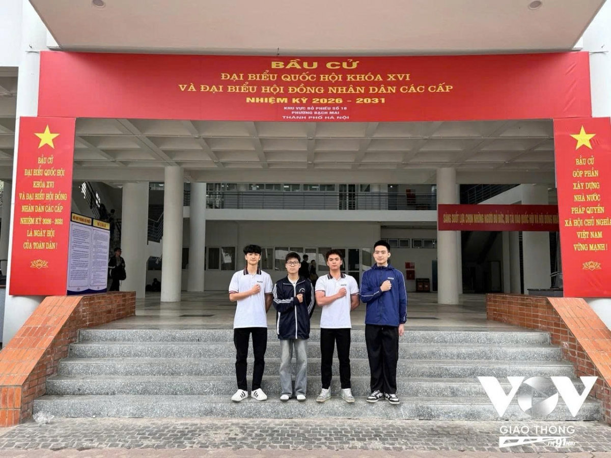 những công dân lần đầu tiên cầm trên tay chiếc thẻ cử tri hình ảnh 18 nhung cong dan lan dau tien cam tren tay chiec the cu tri hinh anh 18