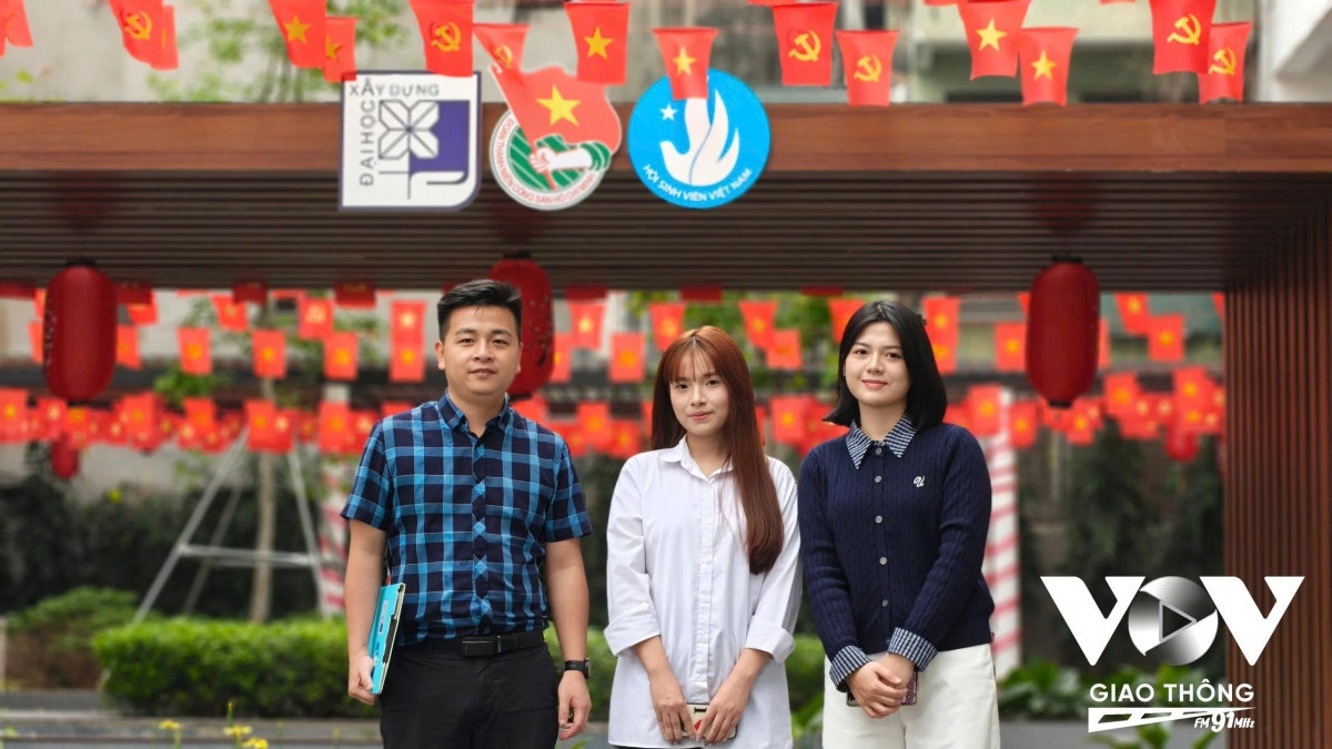 những công dân lần đầu tiên cầm trên tay chiếc thẻ cử tri hình ảnh 22 nhung cong dan lan dau tien cam tren tay chiec the cu tri hinh anh 22