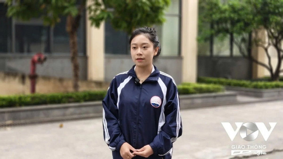 những công dân lần đầu tiên cầm trên tay chiếc thẻ cử tri hình ảnh 1 nhung cong dan lan dau tien cam tren tay chiec the cu tri hinh anh 1