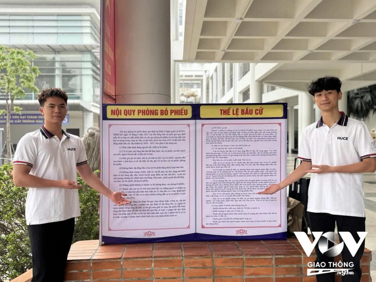 những công dân lần đầu tiên cầm trên tay chiếc thẻ cử tri hình ảnh 9 nhung cong dan lan dau tien cam tren tay chiec the cu tri hinh anh 9