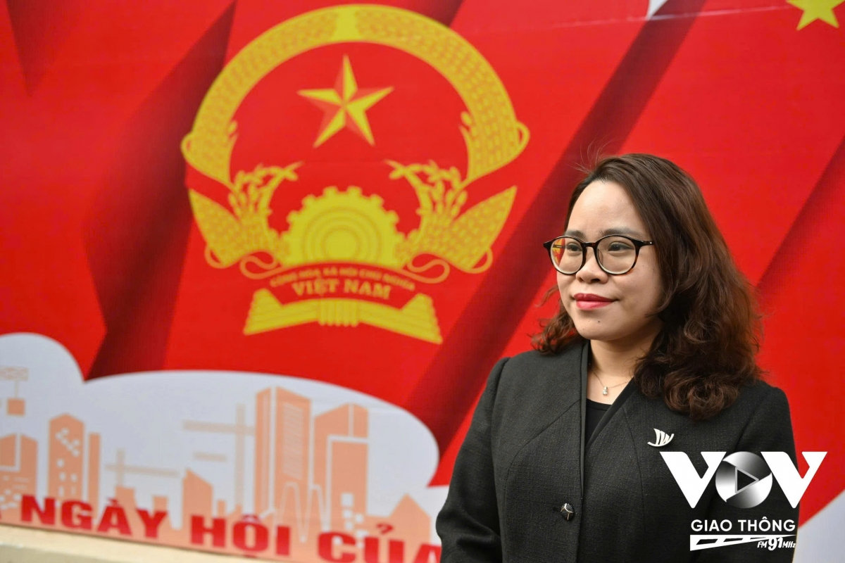 những công dân lần đầu tiên cầm trên tay chiếc thẻ cử tri hình ảnh 10 nhung cong dan lan dau tien cam tren tay chiec the cu tri hinh anh 10
