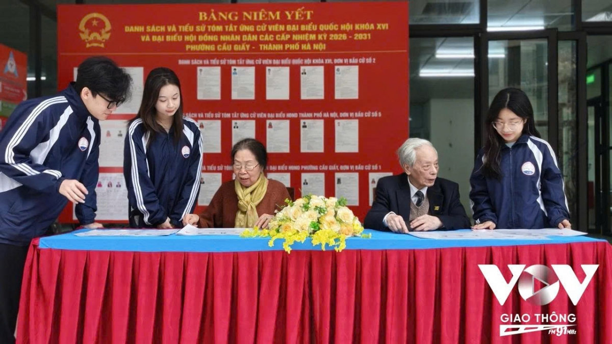 những công dân lần đầu tiên cầm trên tay chiếc thẻ cử tri hình ảnh 12 nhung cong dan lan dau tien cam tren tay chiec the cu tri hinh anh 12