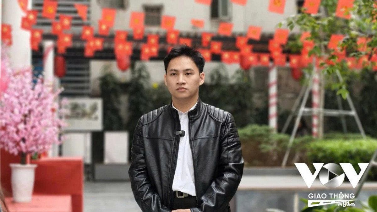 những công dân lần đầu tiên cầm trên tay chiếc thẻ cử tri hình ảnh 14 nhung cong dan lan dau tien cam tren tay chiec the cu tri hinh anh 14