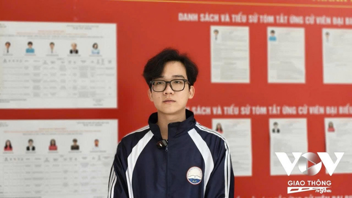 những công dân lần đầu tiên cầm trên tay chiếc thẻ cử tri hình ảnh 5 nhung cong dan lan dau tien cam tren tay chiec the cu tri hinh anh 5