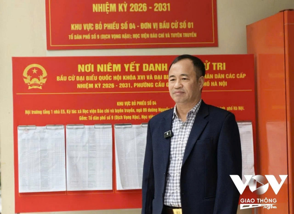 những công dân lần đầu tiên cầm trên tay chiếc thẻ cử tri hình ảnh 6 nhung cong dan lan dau tien cam tren tay chiec the cu tri hinh anh 6