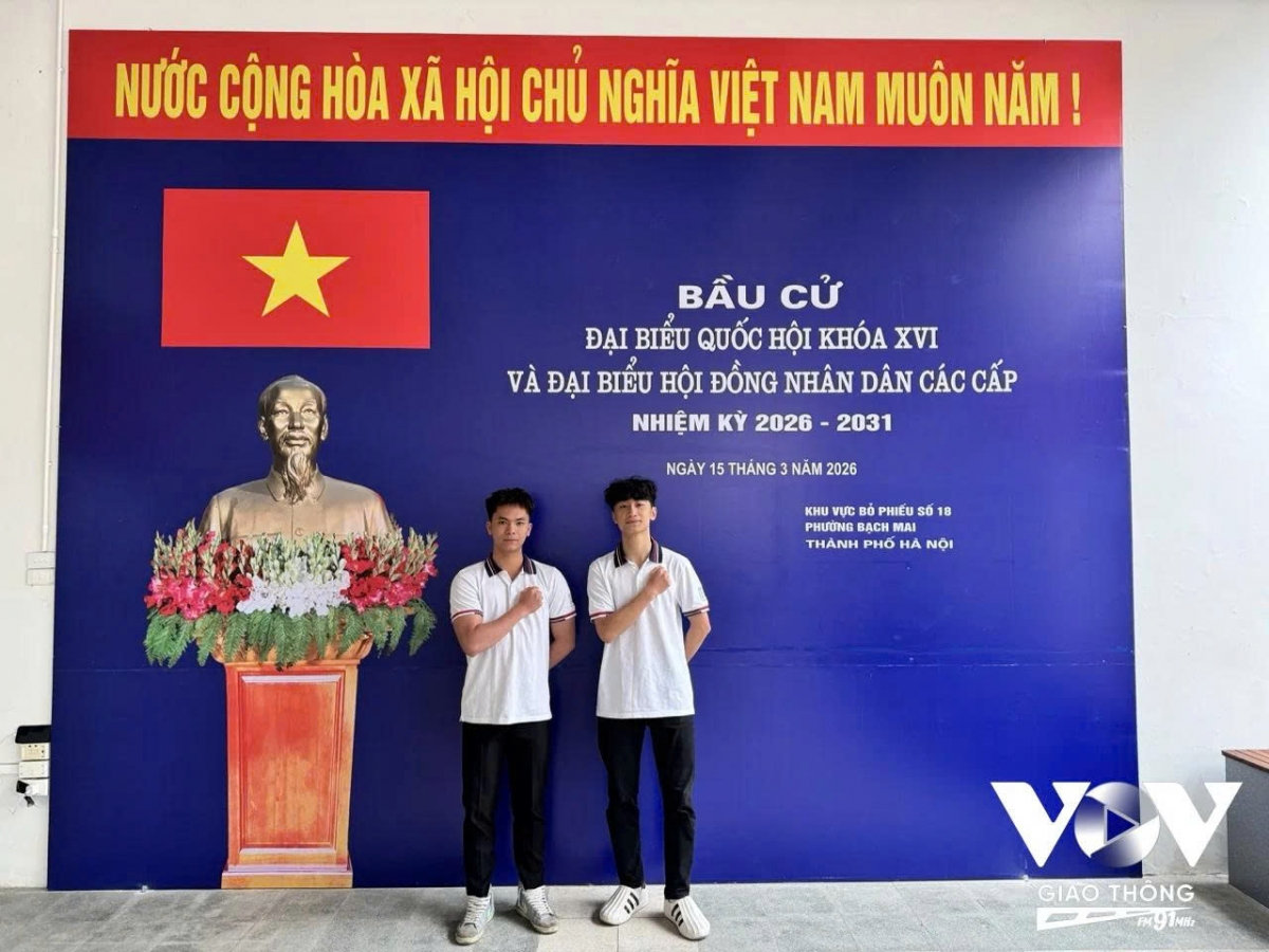 những công dân lần đầu tiên cầm trên tay chiếc thẻ cử tri hình ảnh 8 nhung cong dan lan dau tien cam tren tay chiec the cu tri hinh anh 8