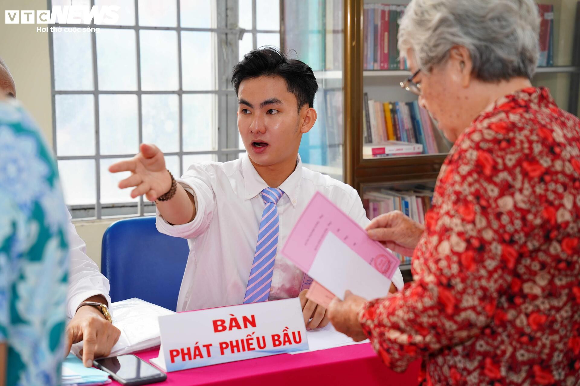 Huyền thoại tình báo Tư Cang đi bỏ phiếu bầu cử ở tuổi 98 - 10