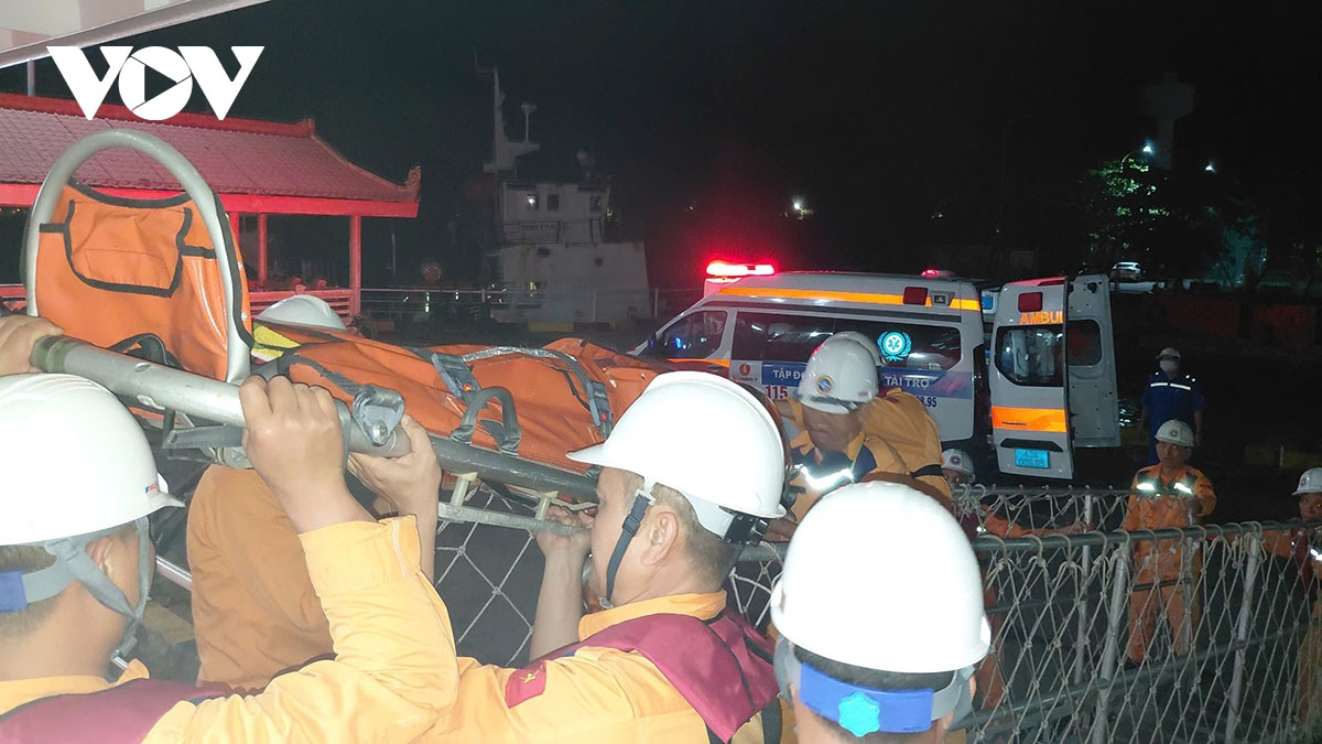 xuyên đêm cứu nạn khẩn cấp một bệnh nhân nguy kịch từ cù lao chàm vào bờ điều trị hình ảnh 2 xuyen dem cuu nan khan cap mot benh nhan nguy kich tu cu lao cham vao bo dieu tri hinh anh 2