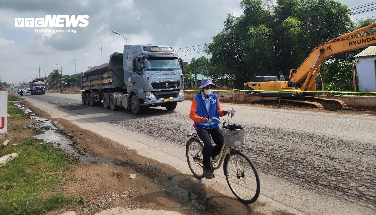 Mới đây, ông Lê Ngọc Quang - Bí thư Thành ủy Đà Nẵng, đã trực tiếp kiểm tra thực tế dự án và bày tỏ không hài lòng khi một công trình dài hơn 7,5 km nhưng sau hơn 2 năm triển khai vẫn chưa hoàn thiện. Ông Quang chỉ rõ việc chậm trễ kéo dài không chỉ gây khó khăn cho giao thông mà còn tiềm ẩn nguy cơ tai nạn, đồng thời tác động tiêu cực đến đời sống và hoạt động kinh doanh của người dân trong khu vực.