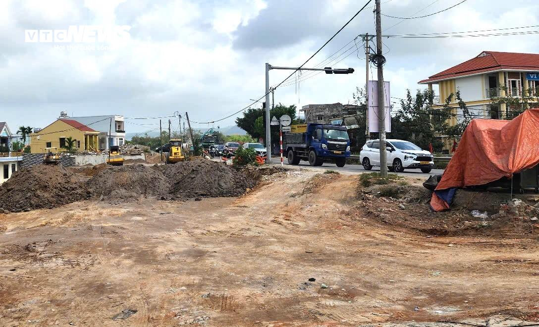 Theo ông Quang, chủ đầu tư cần tiếp tục làm việc với các đơn vị thi công để đẩy nhanh tiến độ, tập trung đầy đủ nguồn lực, tổ chức thi công tăng ca, tăng kíp. Trong trường hợp nhà thầu tiếp tục thi công cầm chừng và không đảm bảo tiến độ, chủ đầu tư cần có biện pháp mạnh, thậm chí chấm dứt hợp đồng để thay thế bằng nhà thầu khác.