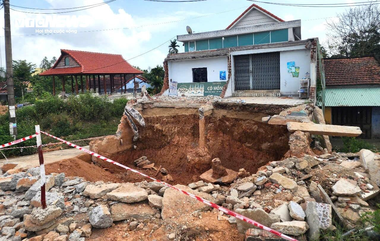 Tại các cuộc tiếp xúc cử tri, nhiều người dân xã Hòa Tiến phản ánh tiến độ giải phóng mặt bằng và thi công dự án chẳng khác nào 