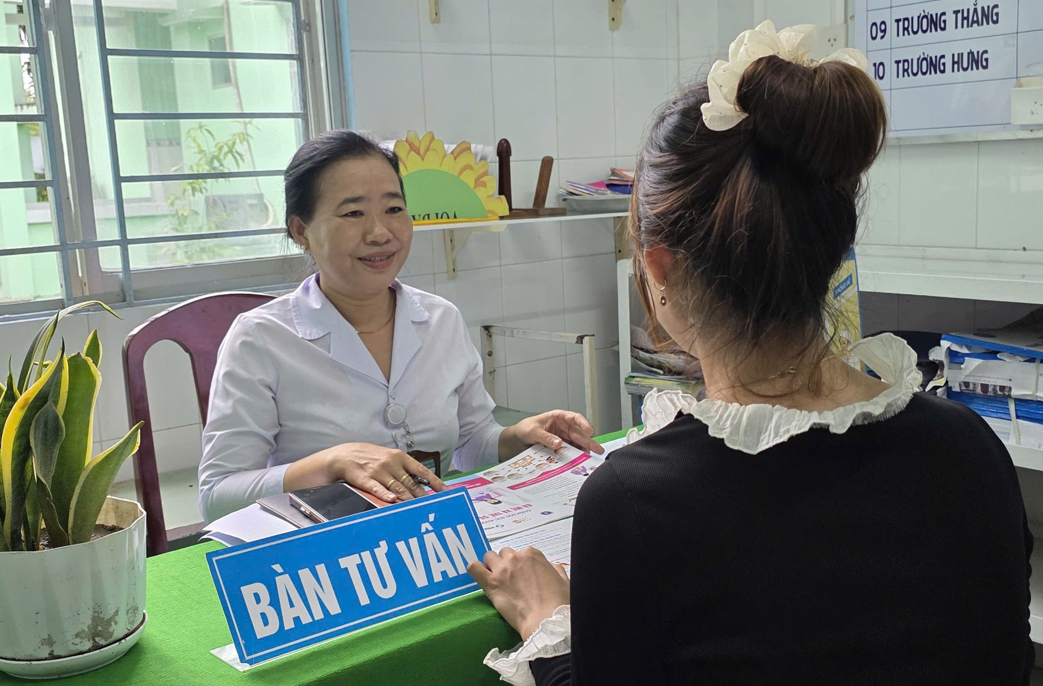 Một cán bộ y tế ở Cần Thơ tư vấn sinh con cho phụ nữ tại địa phương. (Ảnh: Như Loan)
