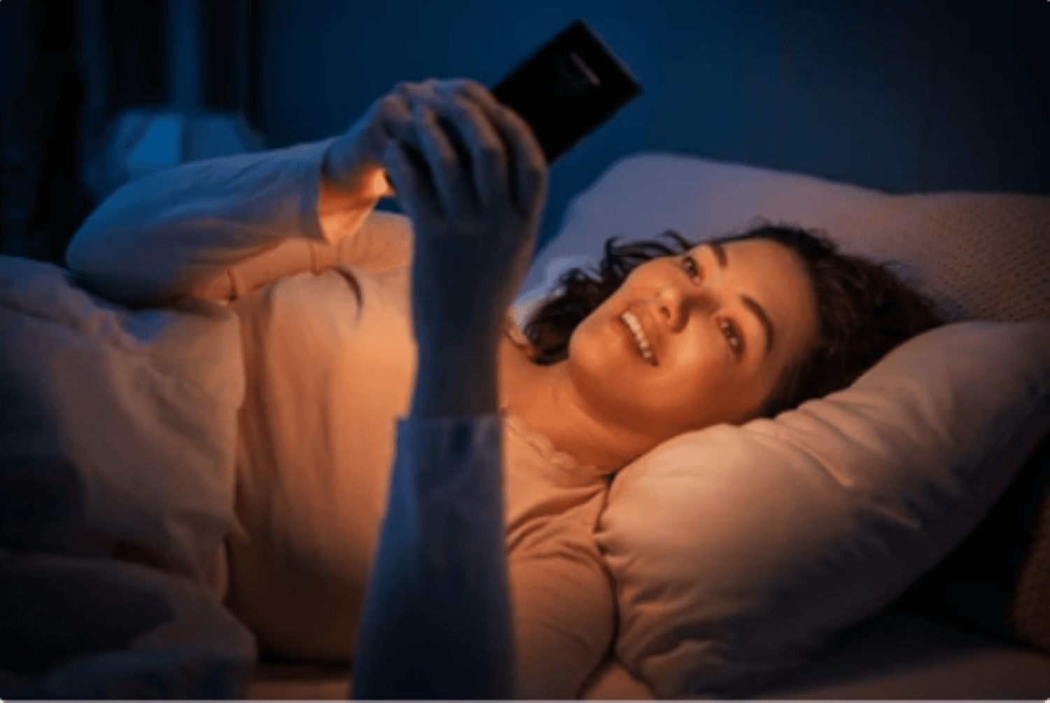 Thức khuya thường xuyên có thể làm rối loạn nhịp sinh học của cơ thể (Ảnh: Shutterstock)