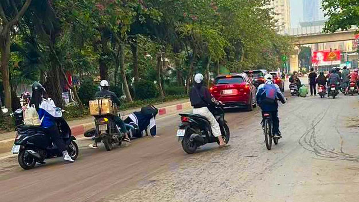ha noi hang loat nguoi truot nga khi luu thong tren duong to hieu va quang trung hinh anh 1