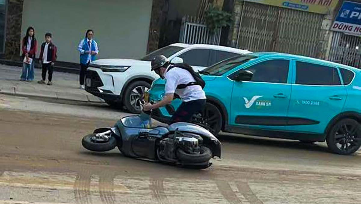 ha noi hang loat nguoi truot nga khi luu thong tren duong to hieu va quang trung hinh anh 3