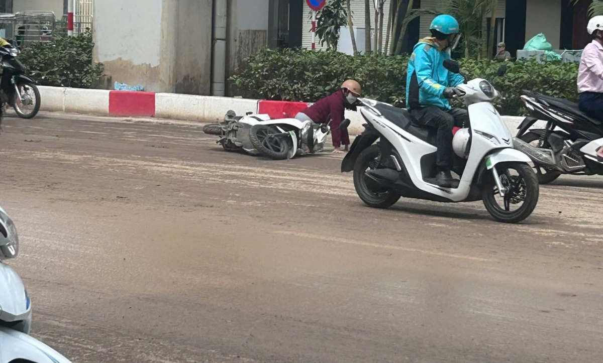 ha noi hang loat nguoi truot nga khi luu thong tren duong to hieu va quang trung hinh anh 6