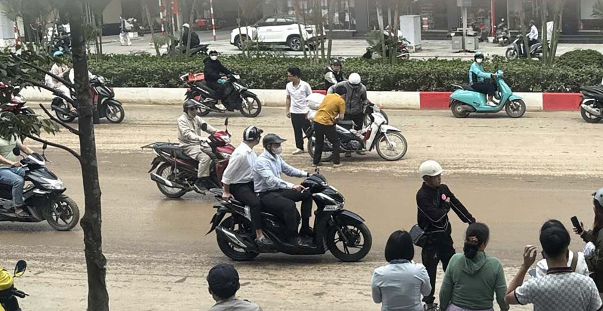 ha noi hang loat nguoi truot nga khi luu thong tren duong to hieu va quang trung hinh anh 5