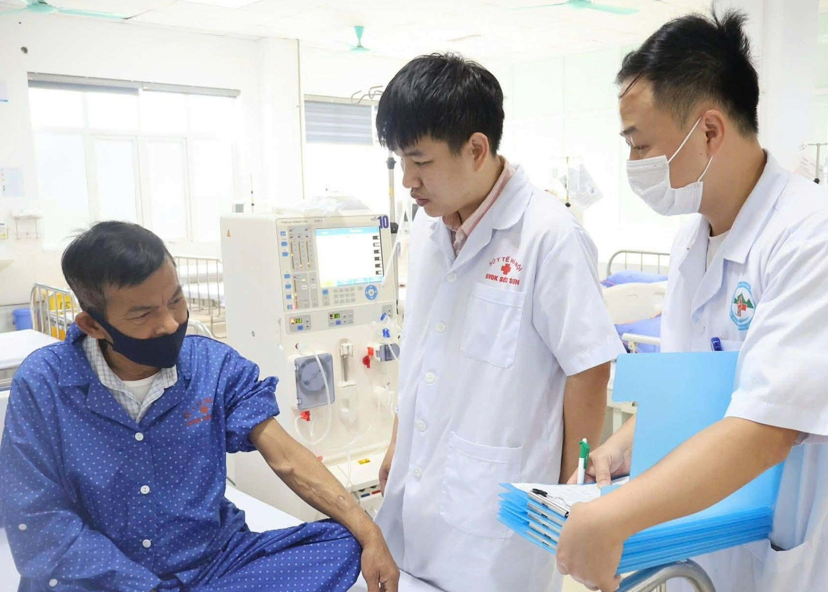 Bác sĩ Tiến (giữa) trong một lần làm công tác tuyến tại Sóc Sơn. (Ảnh: NVCC)