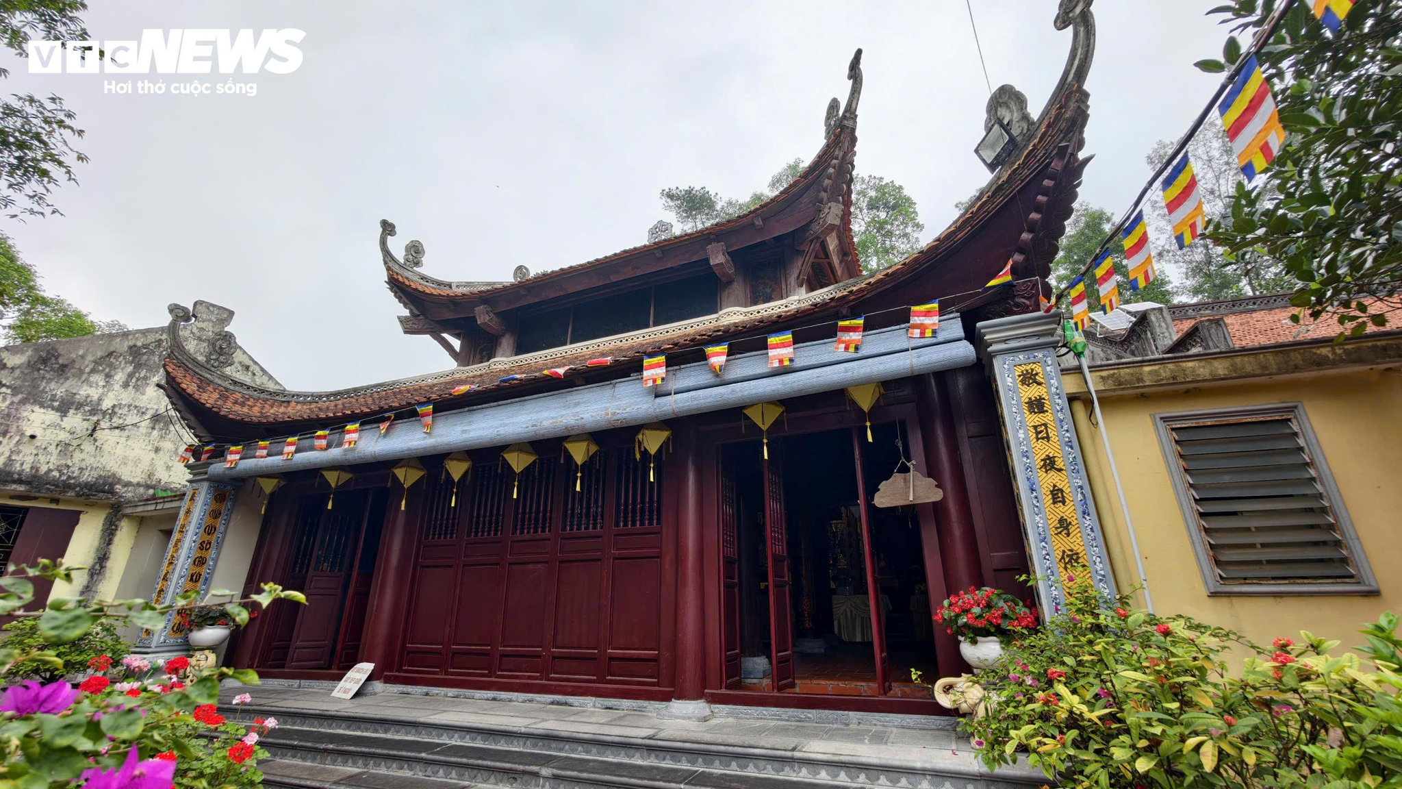 Trụ trì chùa Tiêu Thích Đàm Chính (98 tuổi) chia sẻ, từ khi sư thầy đảm nhiệm vai trò trụ trì, nhà chùa không đặt hòm công đức và duy trì nếp này cho đến nay.