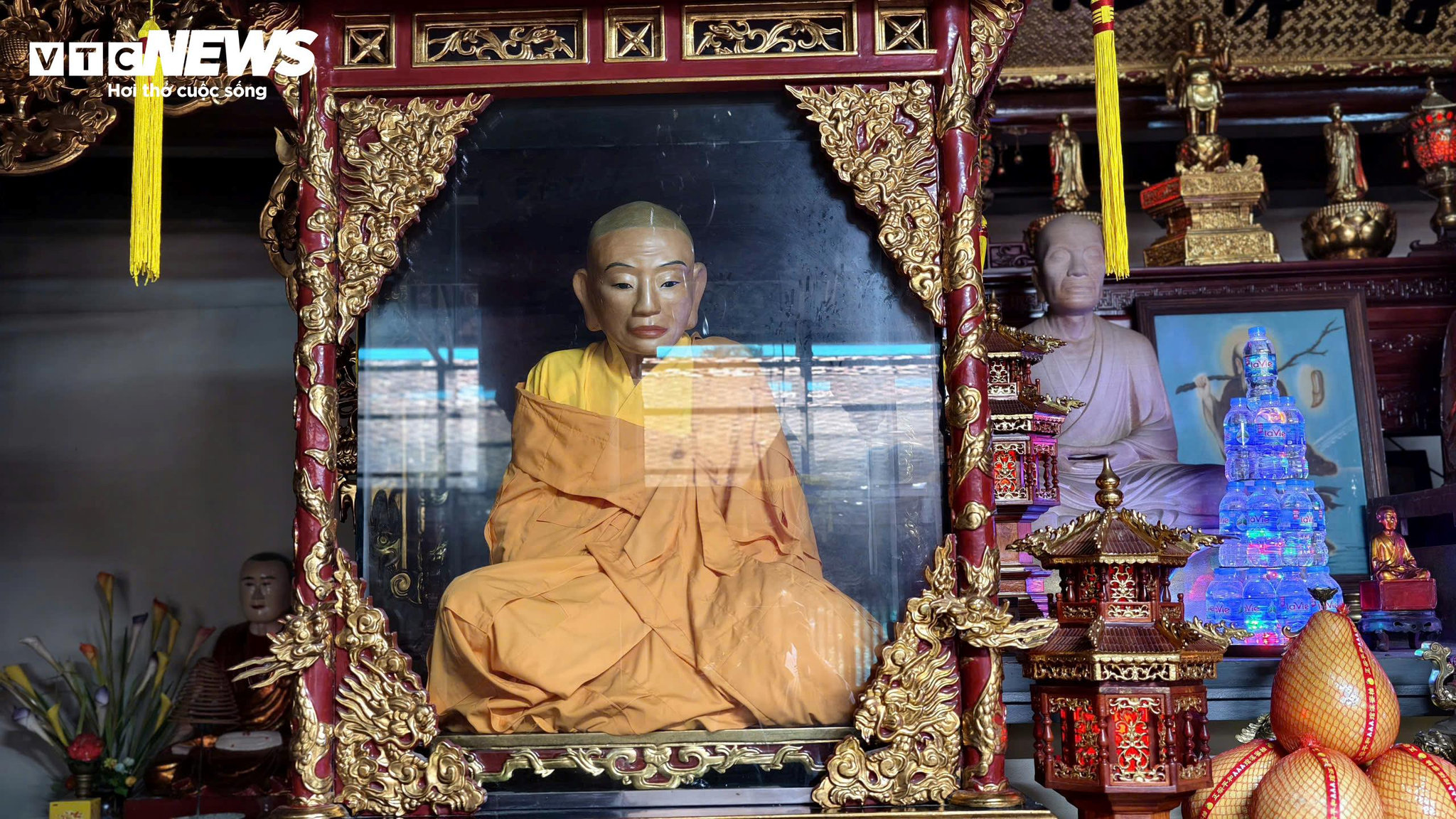 Bà Nguyễn Thị Xuyến (72 tuổi, ở phường Tam Sơn) cho biết, việc chùa Tiêu nói không với tiền công đức, đốt vàng mã và lễ mặn đã có từ lâu đời. 