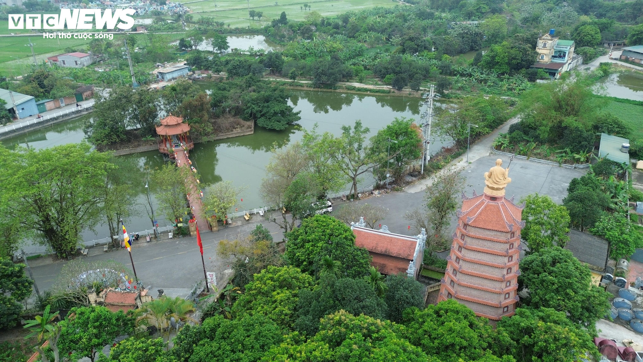 Phía trước chùa Tiêu là dòng sông Tiêu Tương hiền hòa, lặng lẽ soi bóng mái chùa cổ kính qua bao năm tháng. Giữa không gian thanh tịnh ấy, ngôi chùa 