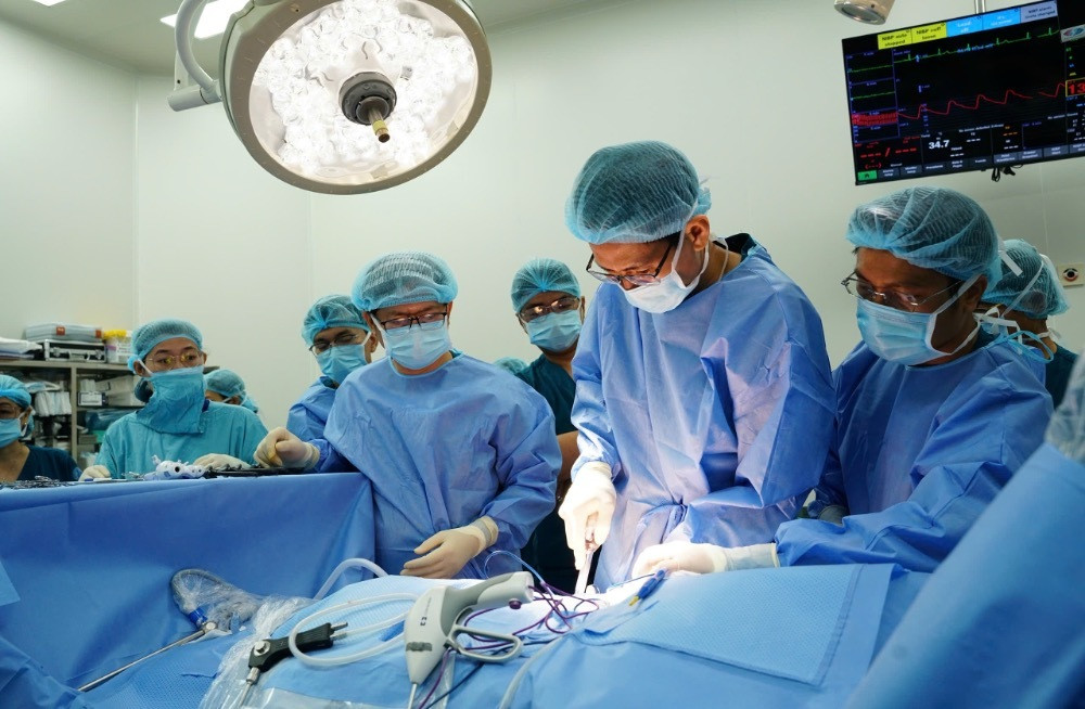 Các bác sĩ thực hiện ca ghép thận đầu tiên tại Bệnh viện Nhi Đồng 1 (TP.HCM). (Ảnh: BVCC)
