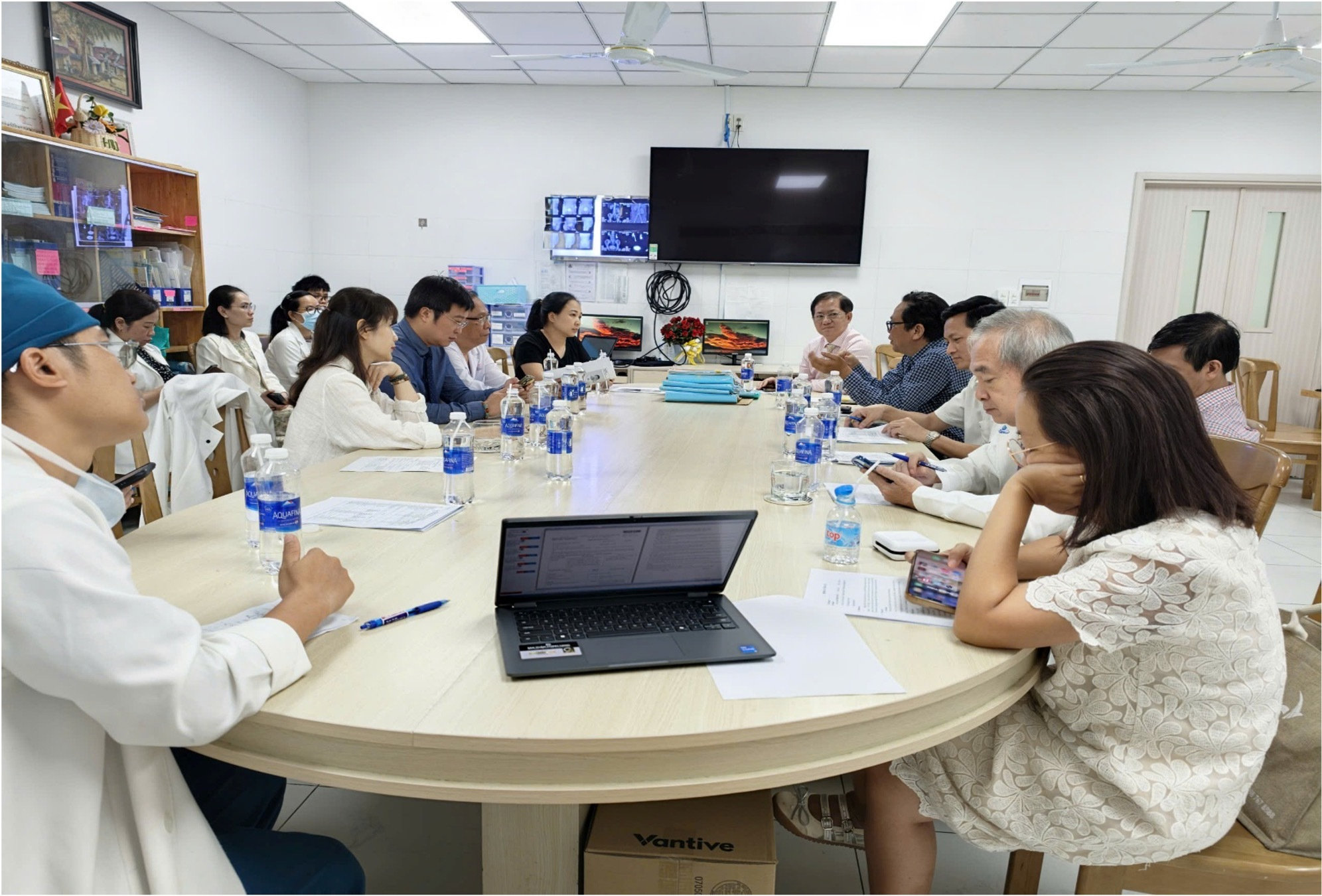 Ê- kíp hội chẩn trước khi thực hiện ca phẫu thuật. (Ảnh: BVCC)