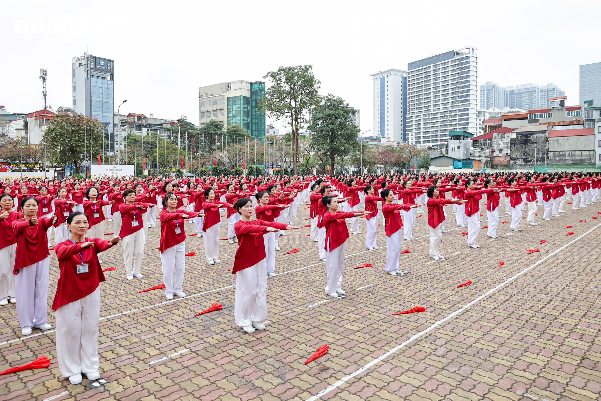 Tại chương trình, người dân Thủ đô được thưởng thức màn đồng diễn quy mô lớn, với tiết mục múa quạt dưỡng sinh trên nền nhạc “Việt Nam trên đường chúng ta đi”.