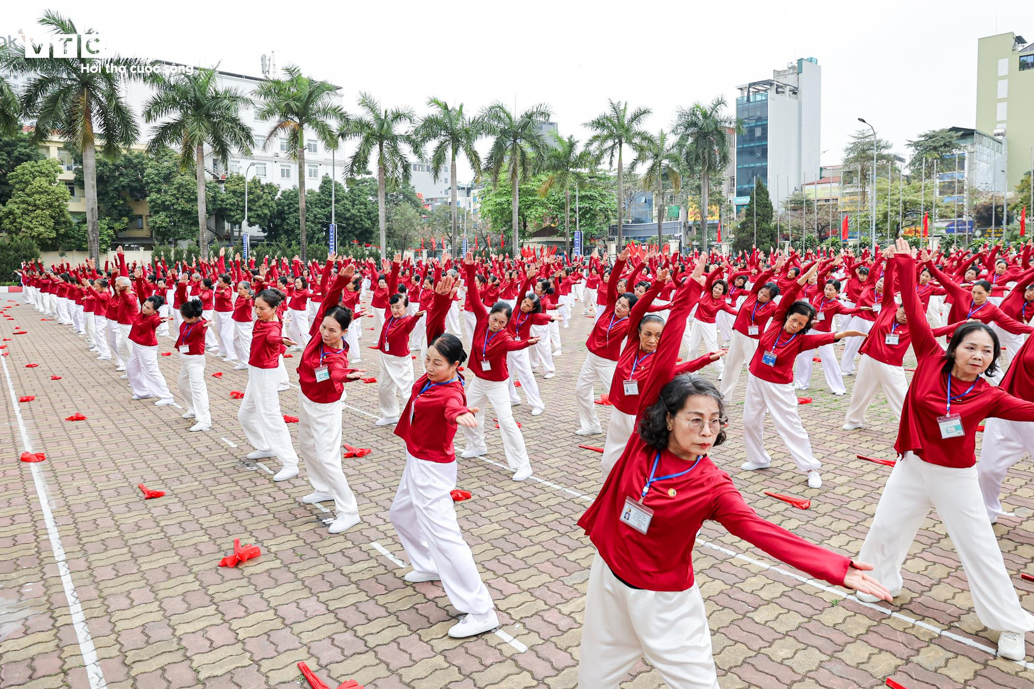Bà Nguyễn Thị Hảo, Chủ tịch Hội Sức khỏe ngoài trời người trung cao tuổi TP Hà Nội cho biết, Hội có mạng lưới rộng khắp với hàng nghìn hội viên sinh hoạt tại hơn 200 câu lạc bộ. Nhiều năm qua, các câu lạc bộ không chỉ duy trì phong trào rèn luyện thường xuyên mà còn giành được nhiều thành tích tại các giải đấu trong nước và quốc tế, qua đó khẳng định hiệu quả của việc tập luyện phù hợp với lứa tuổi.