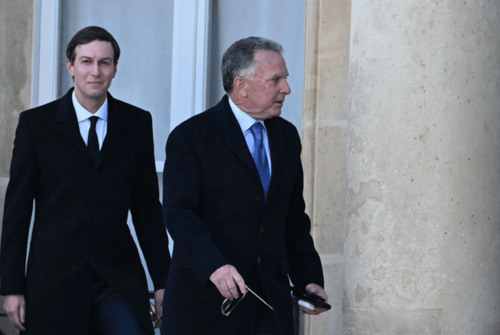 Ông Steve Witkoff, đặc phái viên của Mỹ (phải) và ông Jared Kushner, con rể của Tổng thống Mỹ Donald Trump đến dự cuộc họp tại Điện Élysée, Pháp vào ngày 6/1. (Ảnh: Getty Images)