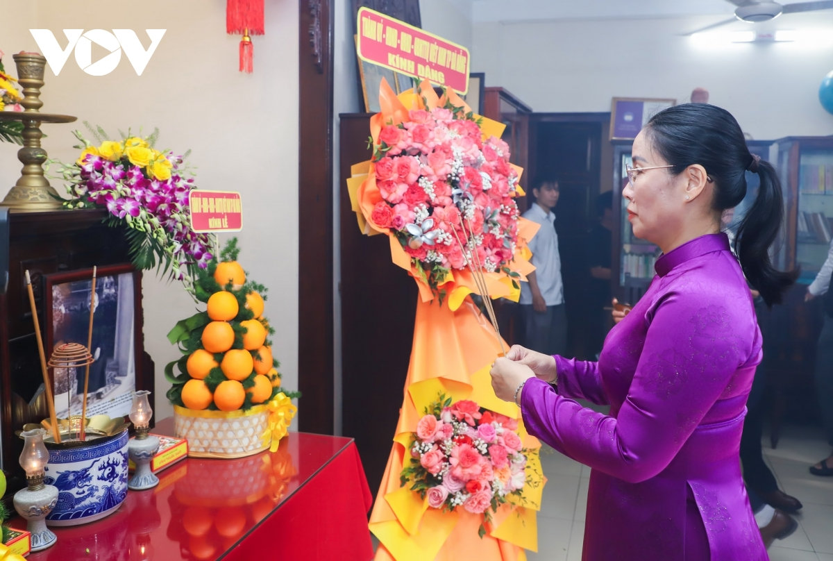 dang huong tuong niem 100 nam ngay mat cua cu phan chau trinh hinh anh 2