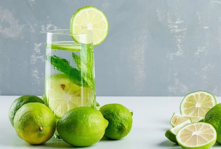 Nếu được sử dụng đúng cách, nước chanh có thể là một phần của lối sống lành mạnh. (Ảnh minh hoạ)