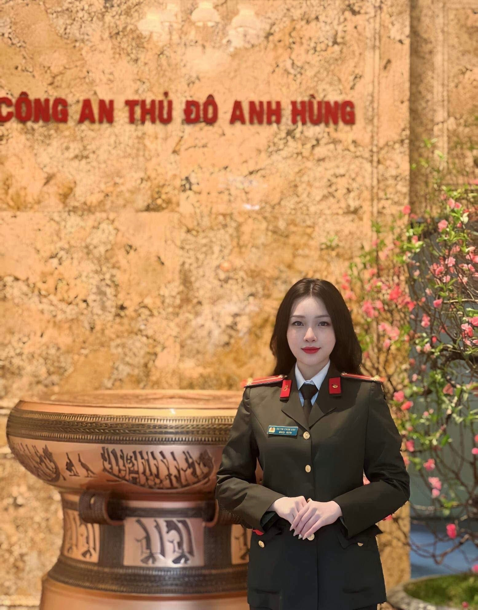 Nữ cán bộ Đội Pháp chế và Quản lý khoa học (Phòng Tham mưu) Thượng uý Cù Thị Châm Anh (sinh năm 1997) là một trong 10 gương mặt trẻ Công an Thủ đô xuất sắc tiêu biểu năm 2025. (Ảnh: NVCC)