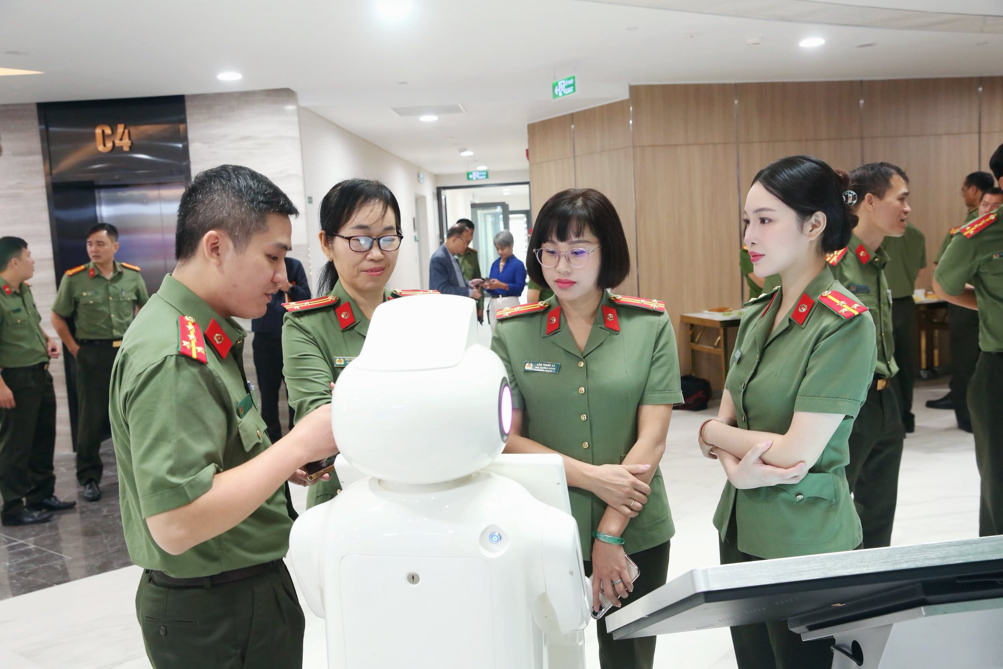 Từ những sáng kiến cụ thể, nữ Thượng úy 9X đang góp phần tạo nên sự thay đổi trong cách vận hành của bộ máy hành chính, hướng tới nền quản lý hiện đại, minh bạch và lấy người dân làm trung tâm. (Ảnh: Tuổi trẻ Công an thủ đô)