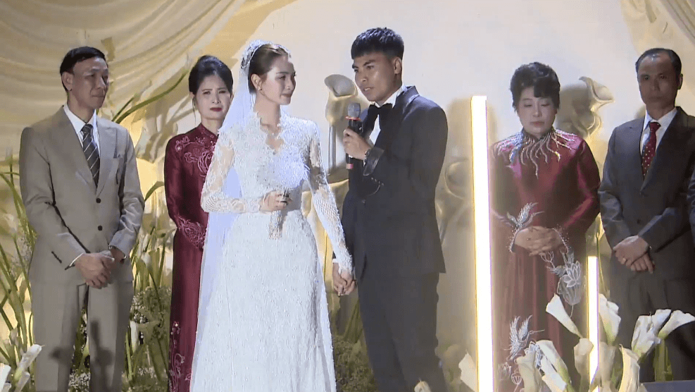 Cầu thủ Đức Huy cũng không giấu được xúc động.