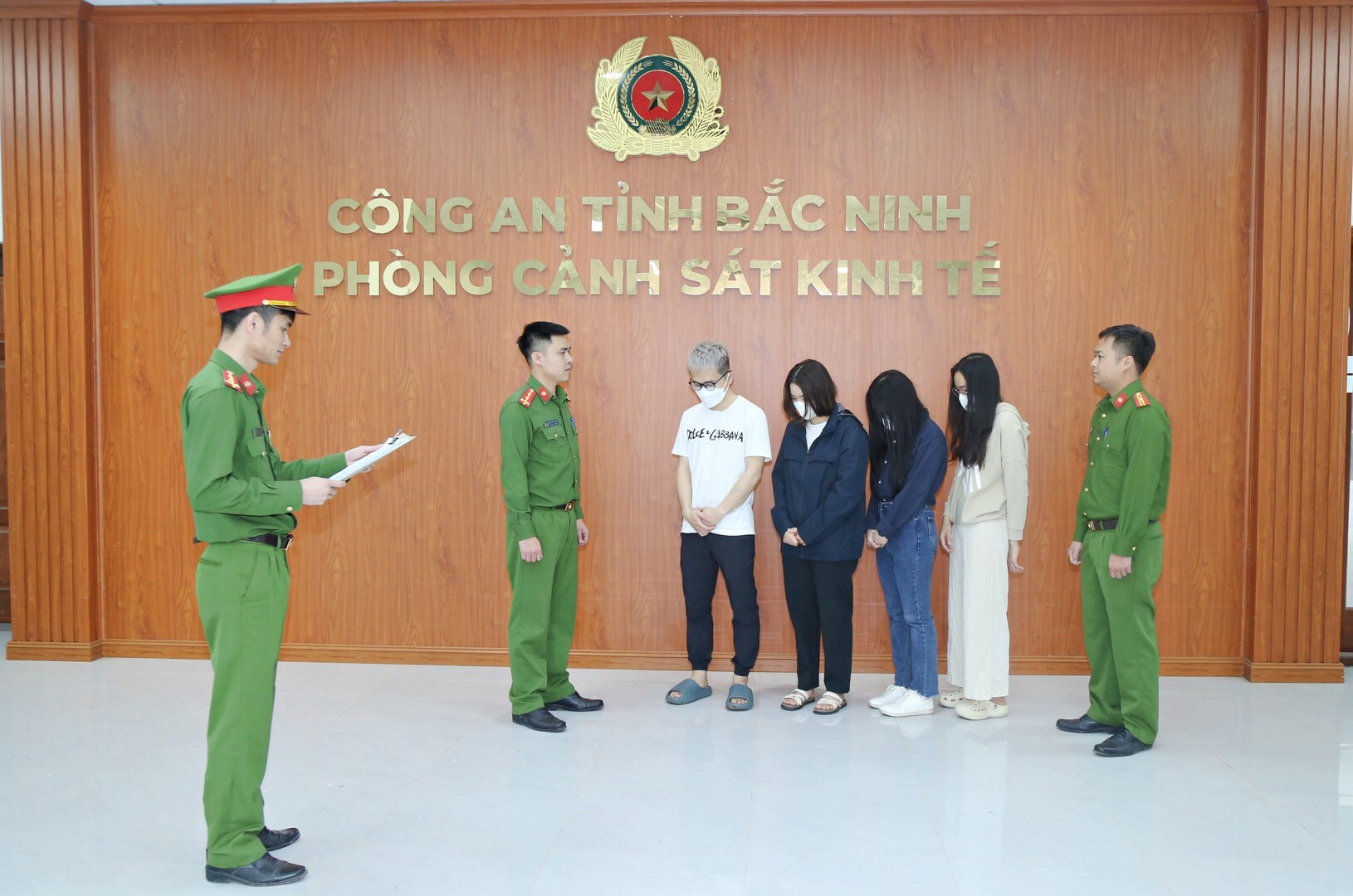 Cơ quan Cảnh sát điều tra tống đạt quyết định khởi tố bị can đối với 4 đối tượng. (Ảnh: Công an Bắc Ninh).