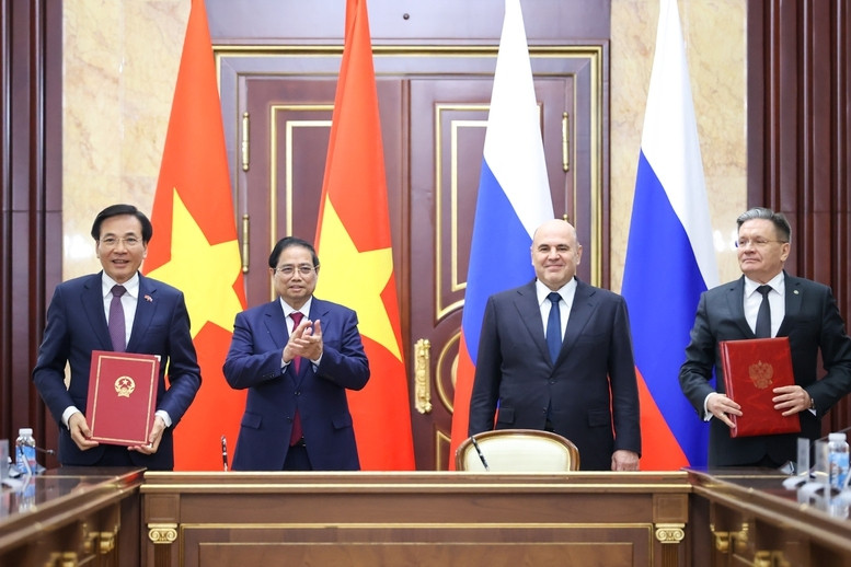 Thủ tướng Phạm Minh Chính và Thủ tướng Liên bang Nga Mikhail Mishustin chứng kiến Lễ ký kết Hiệp định về hợp tác xây dựng Nhà máy điện hạt nhân trên lãnh thổ Việt Nam. (Ảnh: VGP/Nhật Bắc)