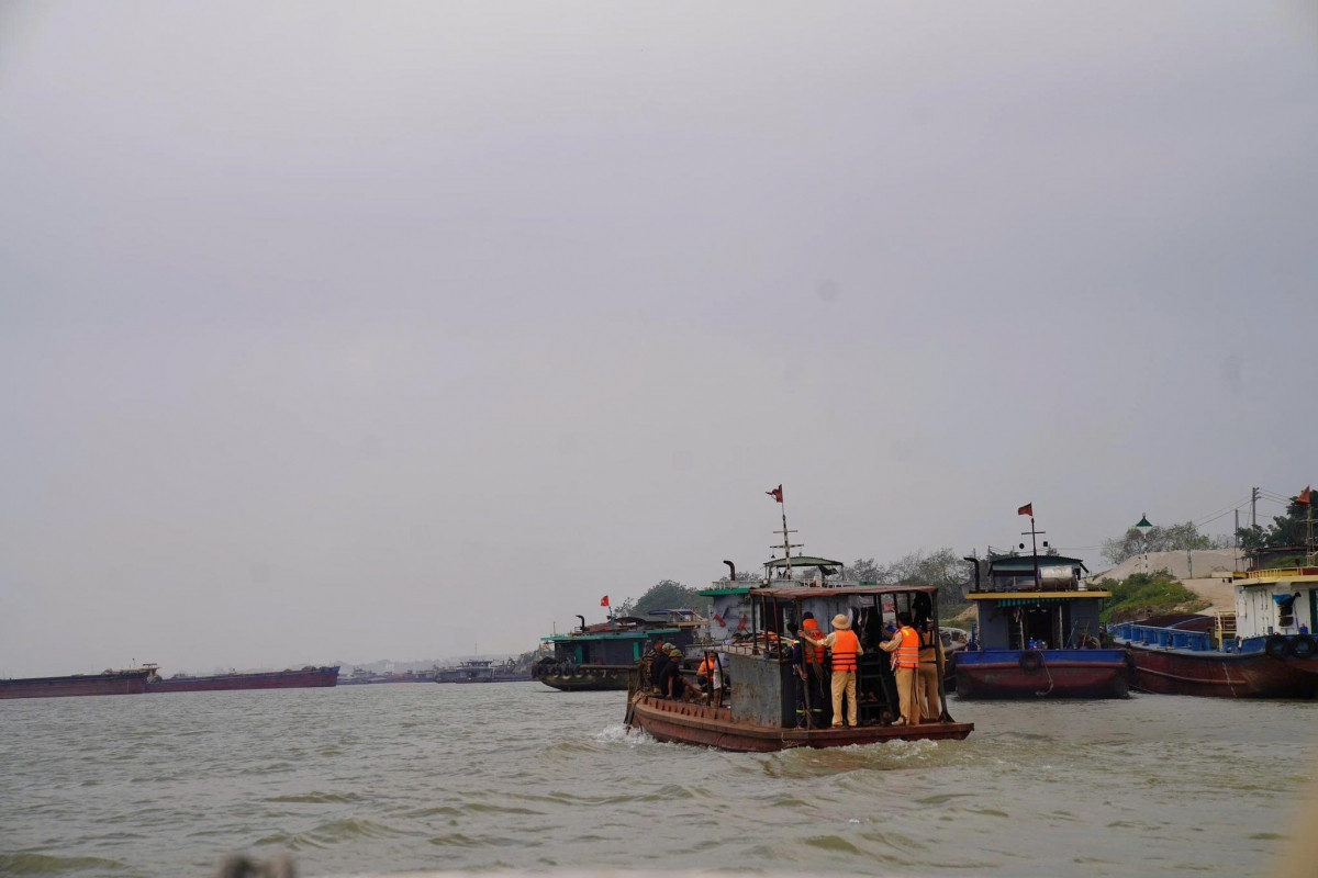 phu tho tap trung toan luc tim kiem 2 nan nhan vu chim tau tren song hong hinh anh 8
