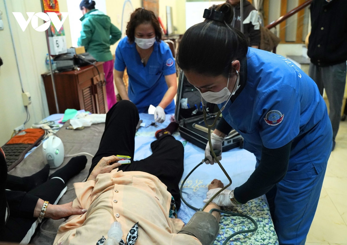 sơ cứu đúng cách khi gặp người đột quỵ, ngừng tim trên phố hình ảnh 2 so cuu dung cach khi gap nguoi dot quy, ngung tim tren pho hinh anh 2